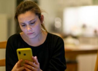 Choosing the right reverse phone lookup service